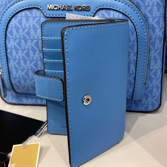 Michael Kors Medium Saffiano Leather Wallet
South Pacific
NWT - Picture 15 of 16